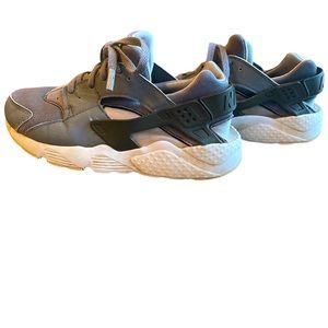 Nike Huarache boys sneaker size 3Y.